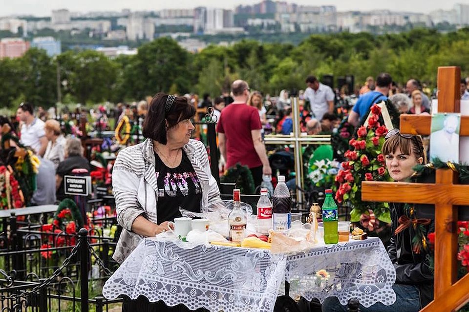 В прошлые годы на кладбищах в Поминальный день было многолюдно. Фото: Андрей Гилан.