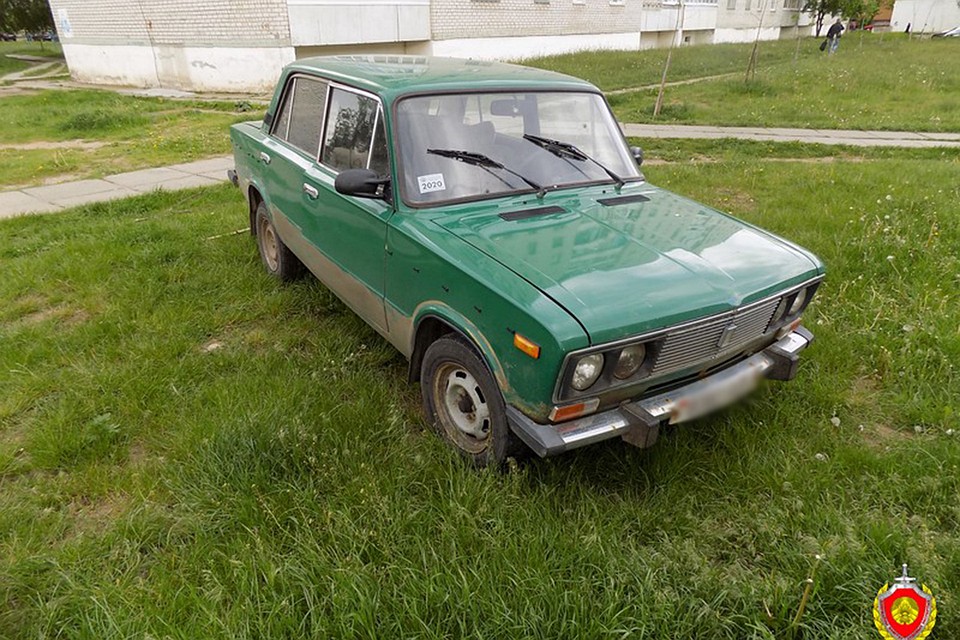 Зеленую "шестерку" угонщики бросили на зеленой зоне. Фото: ГКСЭ.