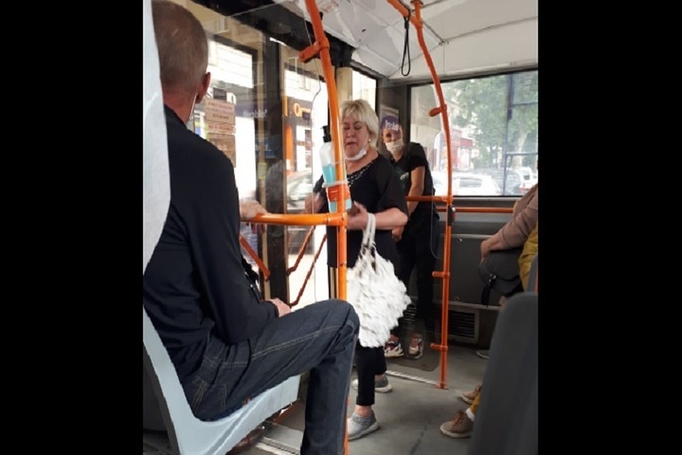 Женщина на задней площадке утверждает, что коронавируса нет.