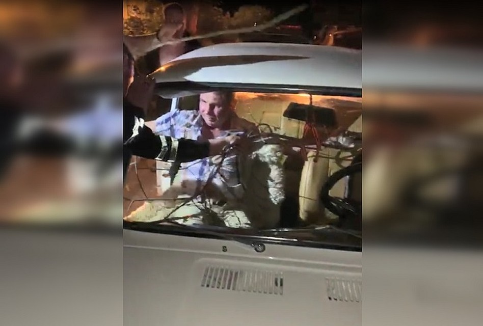 Хозяин "копейки" по имени Сергей оказался нетрезвым. Фото: сриншот видео
