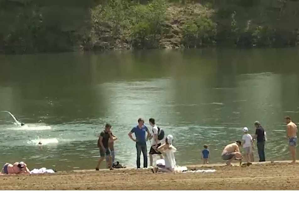 Люди бегут от жары на пляж в Вадул-луй-Водэ. Фото: скриншот видео