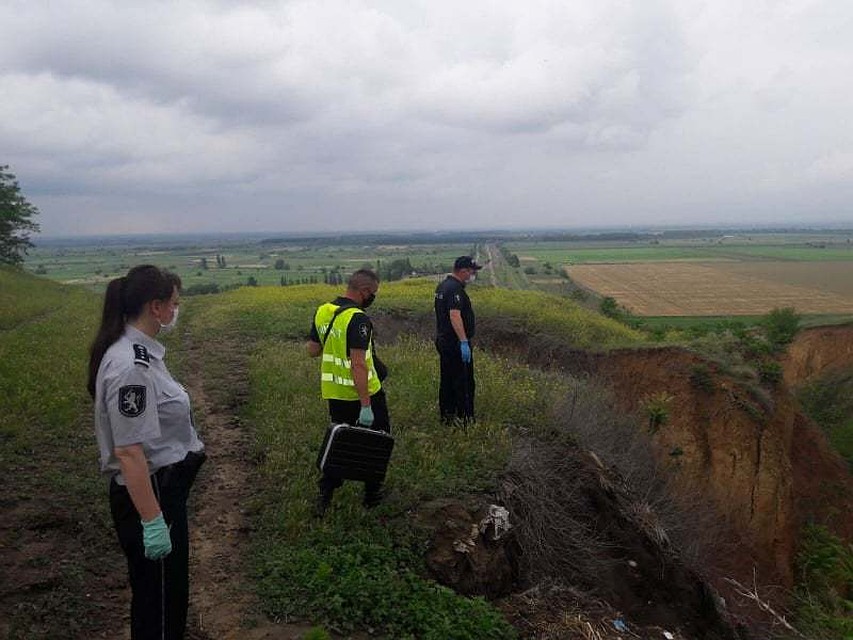 Труп убийца сбросил в овраг (Фото: ГИП).