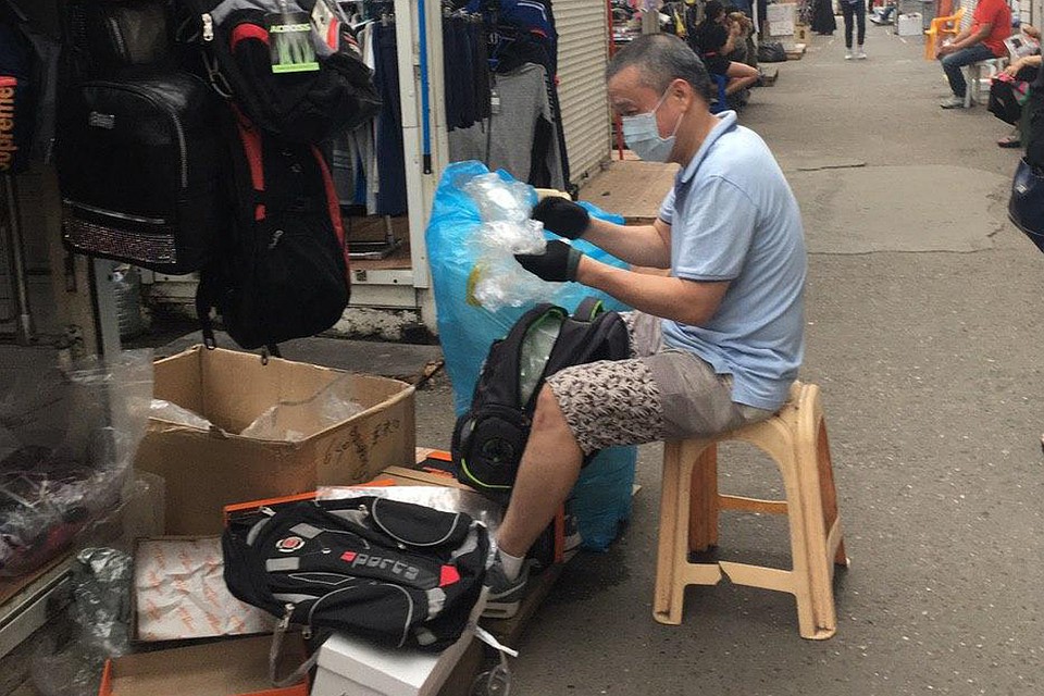 Продавцы почти все в масках.
