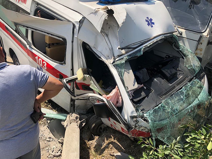 Скорая спешила на помощь к другим пострадавшим, но сама попала в беду.