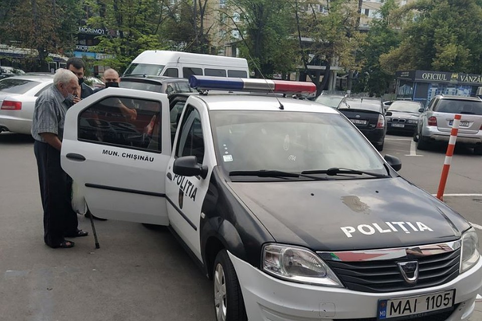 Старика забирают в полицию.