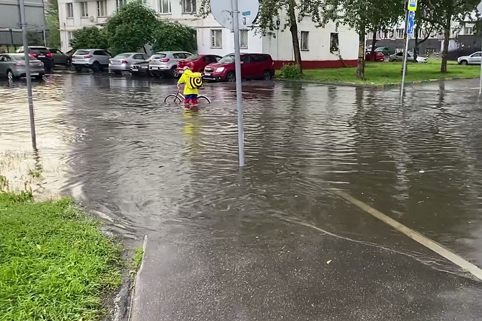В некоторых районах столицы дождь буквально затопил улицы. Так, на Госпитальном переулке камеры зафиксировали курьера, который оказался по колено в воде.
