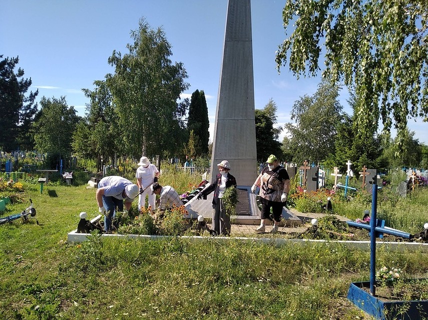 В Алексеевке геронтоволонтеры привели в порядок могилы советских солдат. Фото пресс-службы администрации Алексеевского городского округа