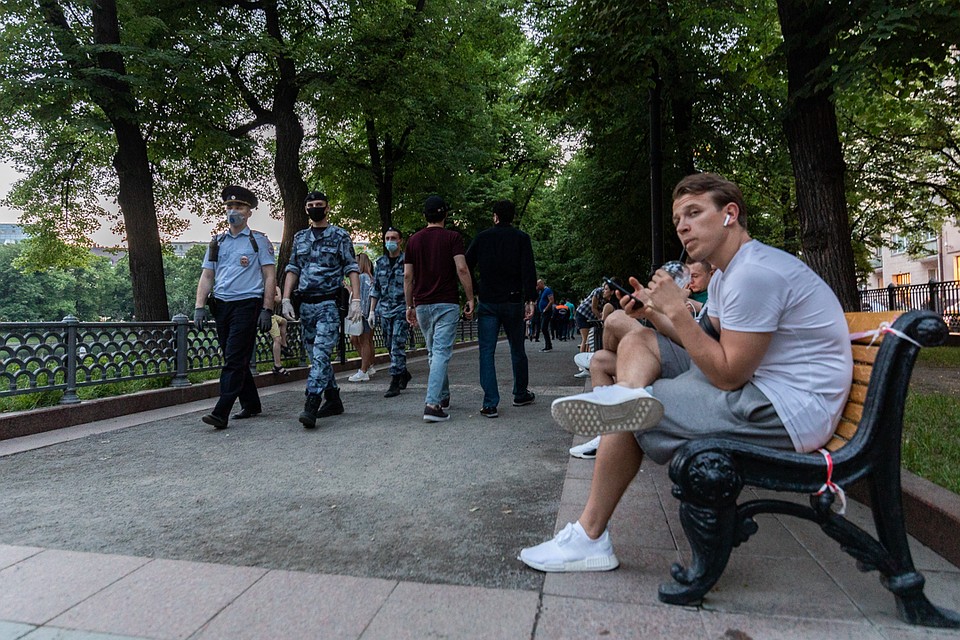 После протестов местных жителей Патриаршие каждый вечер патрулируют десятки сотрудников Росгвардии и МВД.