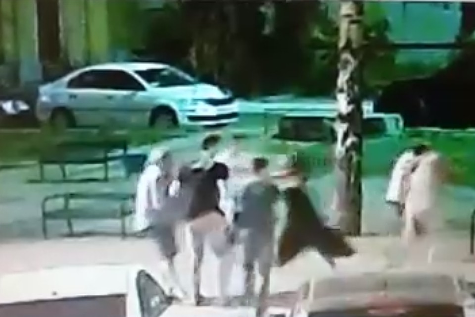 На видео запечатлено, как один из мужчин держит тренера, а другой жестоко наносит удар за ударом