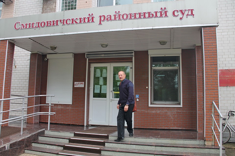 Олег Белозеров возле здания суда