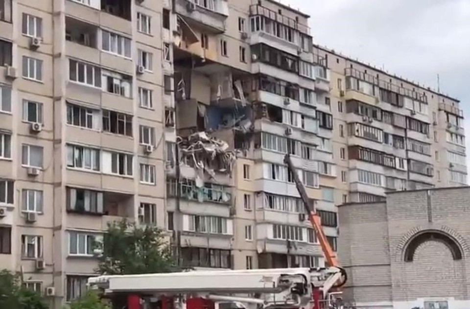 Найден пятый погибший при взрыве газа в жилом доме в Киеве. Фото: кадр из видеозаписи с места взрыва