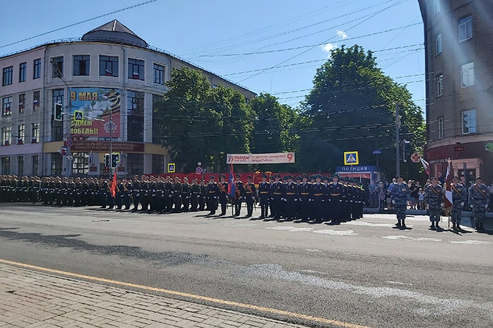 Торжественный марш начался в 10.00 на площади Ленина.