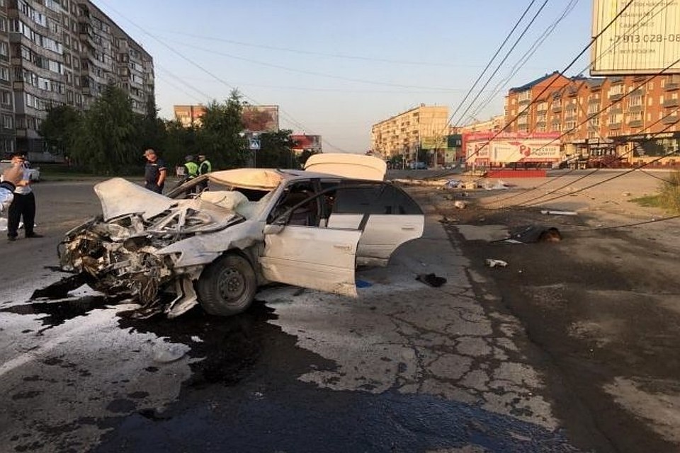 Водитель сначала сбил девушку, а потом врезался в столб