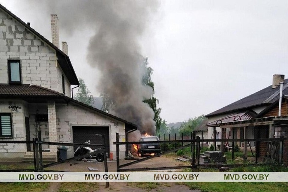 Солигорчанин дождался, когда все ушли из дома экс-возлюбленной, и поджег транспорт во дворе. Фото: МВД.
