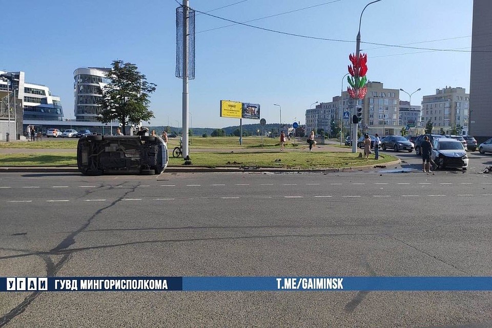 В Минске столкнулись на перекрестве сразу три автомобиля. Фото: Телеграм-канал УГАИ ГУВД Мингорисполкома
