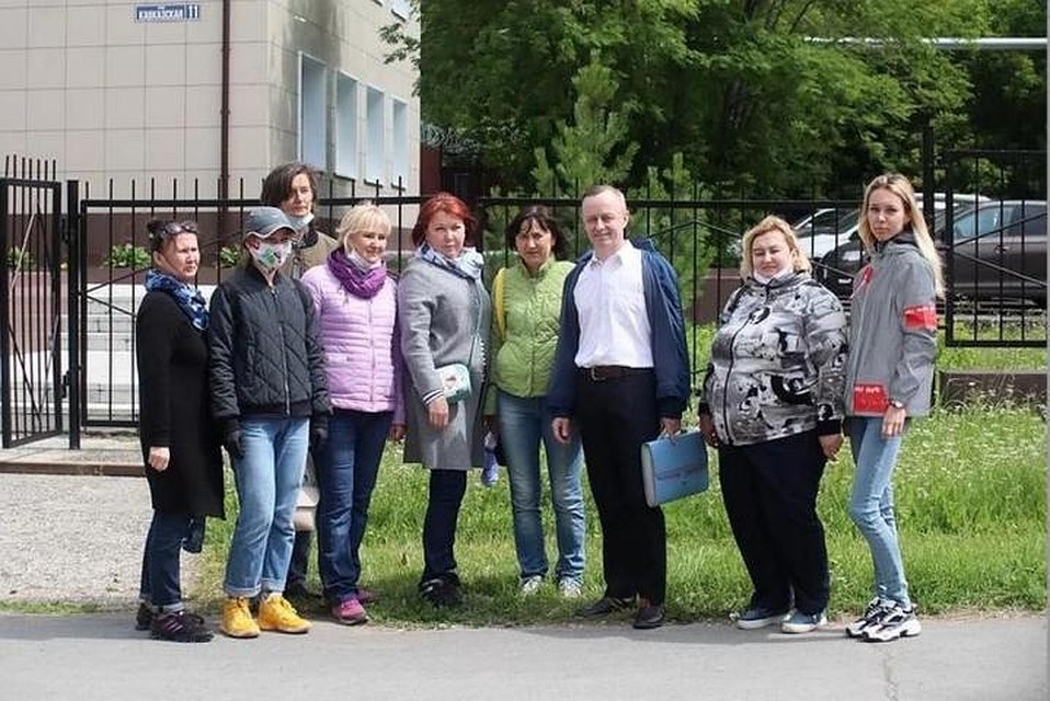 Заступиться за учителя (в центре) пришли на суд его бывшие ученики.