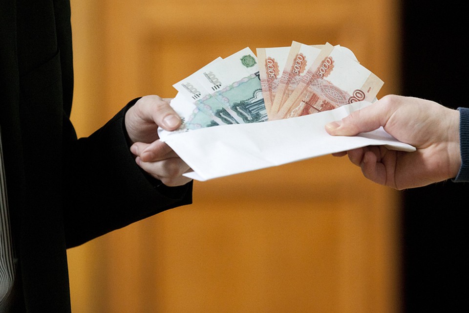 В Брянской области расследуют преступление о получении взятки крупным чиновником и его подчиненным.