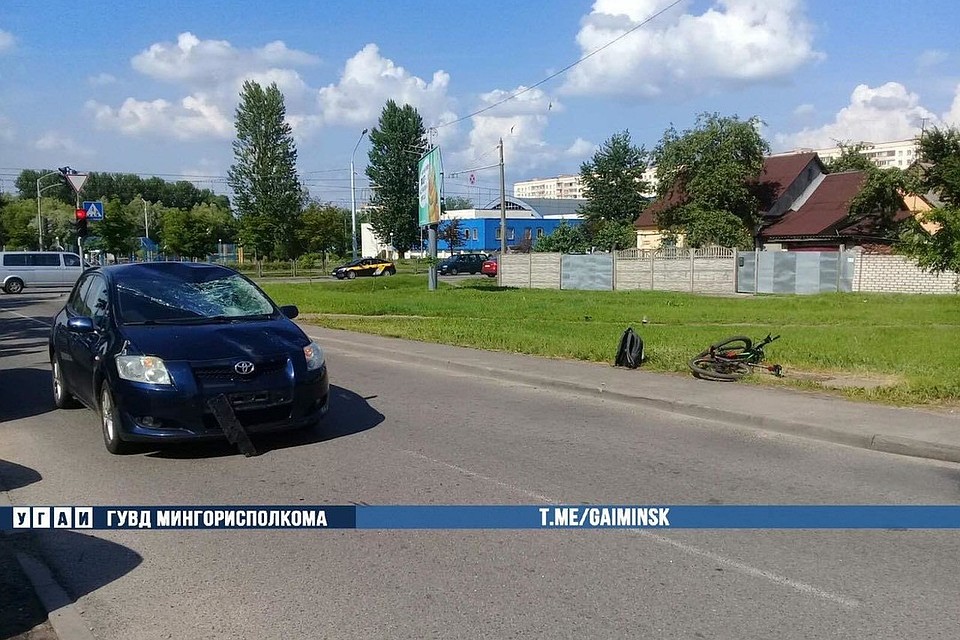Велосипедист в Минске врезался в остановившийся автомобиль. Фото: Телеграм-канал УГАИ ГУВД Мингорисполкома