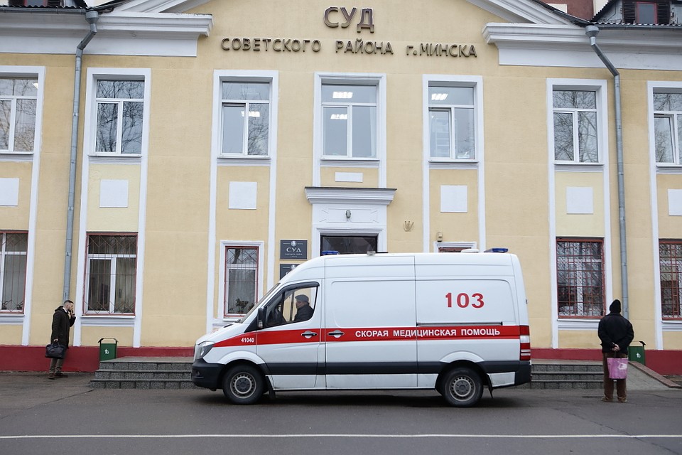 Контактировавшими с пациентами считаются и работники скорой помощи, сопровождающие пациента в стационар.