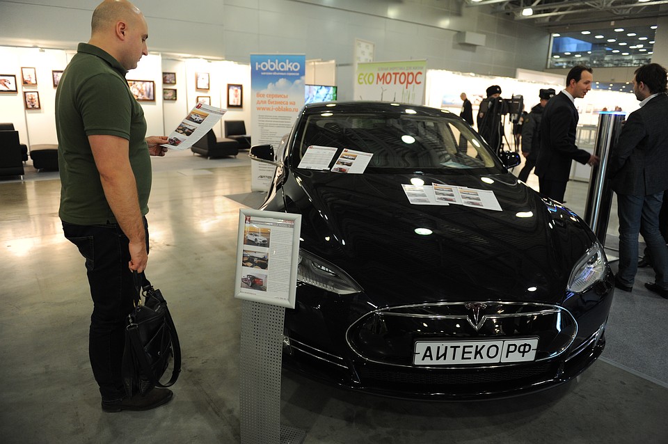 Житель Германии случайно купил сразу 27 дорогих автомобилей Tesla