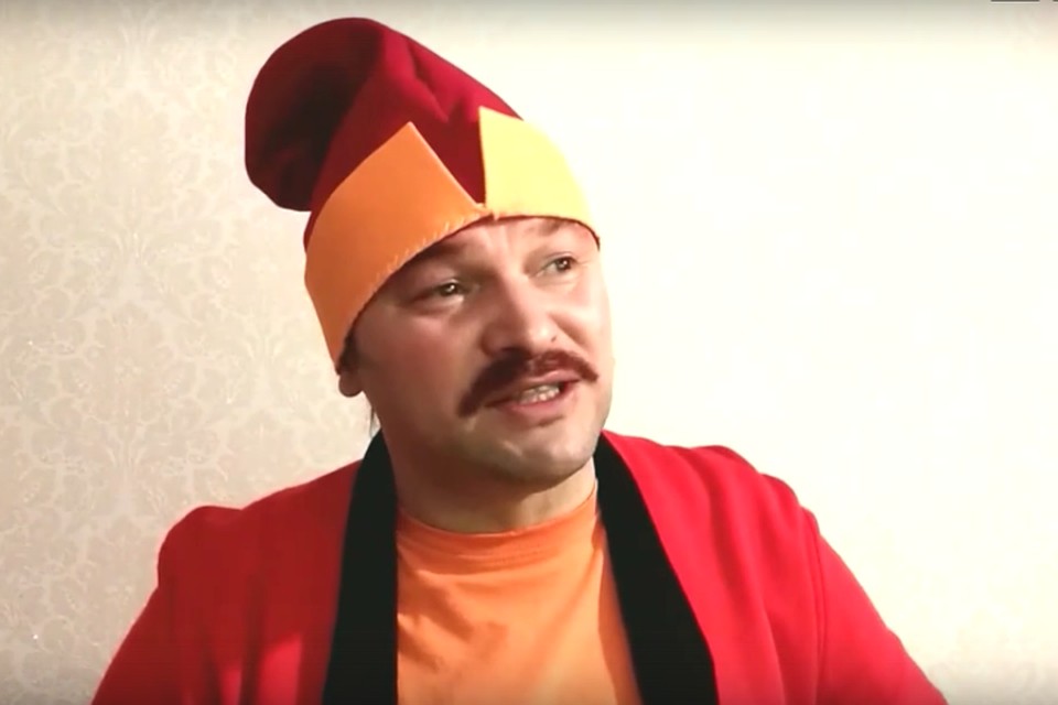 В образах всех персонажей предстал актер ТЮЗа Иван Иванов. Фото: кадр с видео