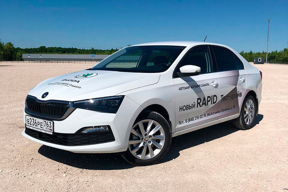 Первая модель ŠKODA в России, для которой доступно 2-спицевое рулевое колесо с обогревом.