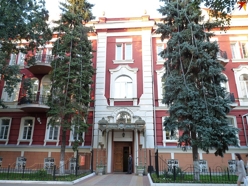Дом Шуклина еще с навесом.
