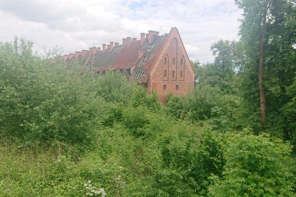 Замок Прейсиш-Эйлау в Багратионовске пытаются продать не первый год, но покупателя никак не находится. И твердыня медленно разрушается.
