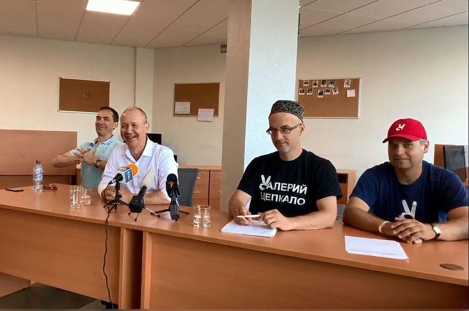 На пресс-конференции Цепкало заявил, что будет оспаривать признание недействительными территориальными избирательными комиссиями большого количества подписей в его поддержку. Скрин видео: facebook.com