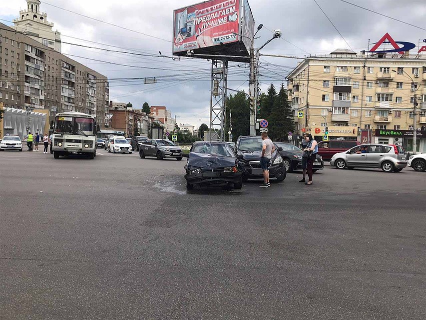 Машины столкнулись почти в самом центре перекрестка.