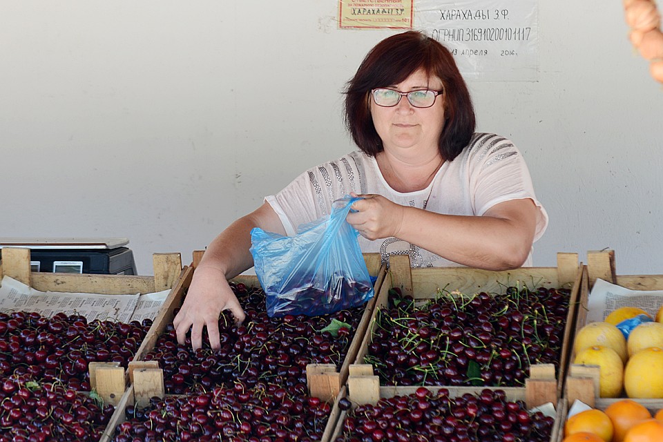 Когда антимонопольная служба доберется до ларьков с продуктами в Крыму – неведомо. Может, и никогда – люди же покупают? Значит, всех все устраивает