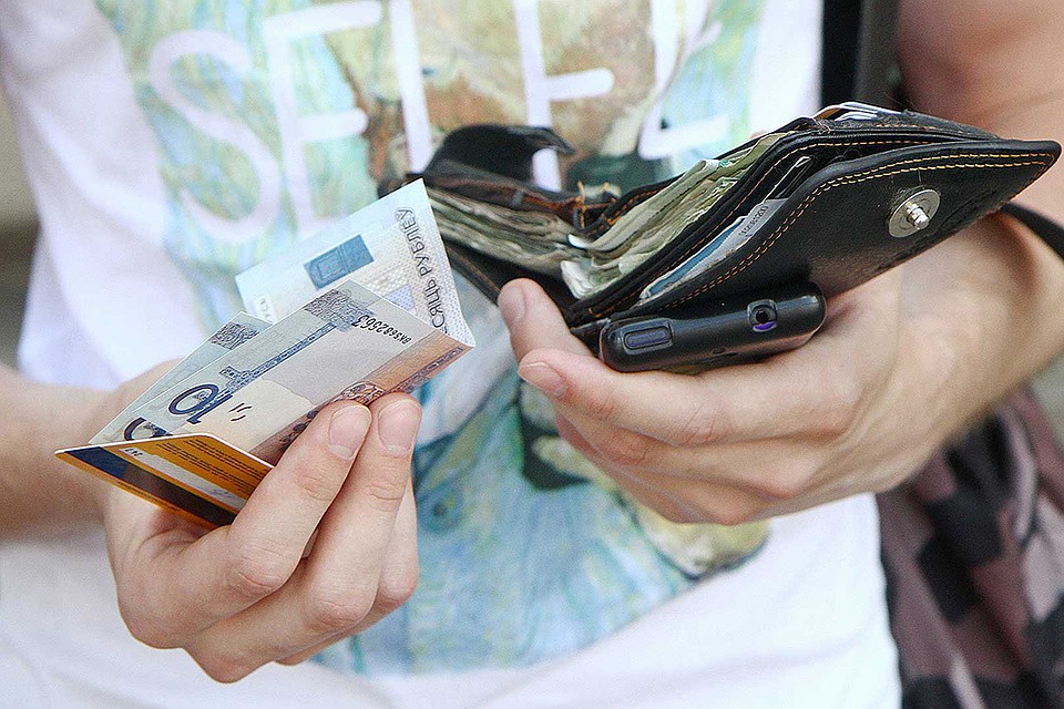 Тем, кто нуждается, государство доплачивает до минималки