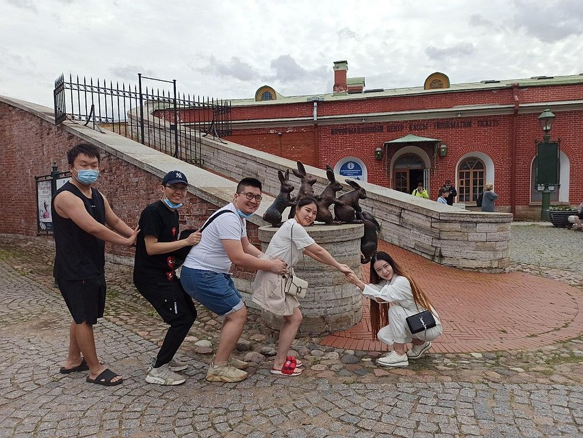 Группу китайцев повстречали петербуржцы в Петропавловской крепости. Фото: предоставлено читателем "КП"