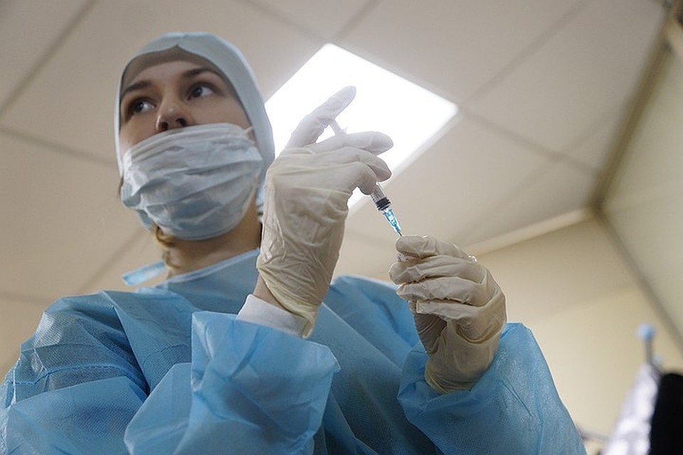 После того, как добровольцам были сделаны прививки от коронавируса, осложнений у них зафиксировано не было. Теперь начинается второй этап тестирования вакцины.