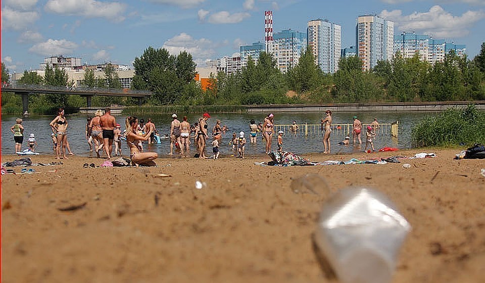 Горожан просят соблюдать социальную дистанцию в 1,5-2 метра, отдыхая у воды.