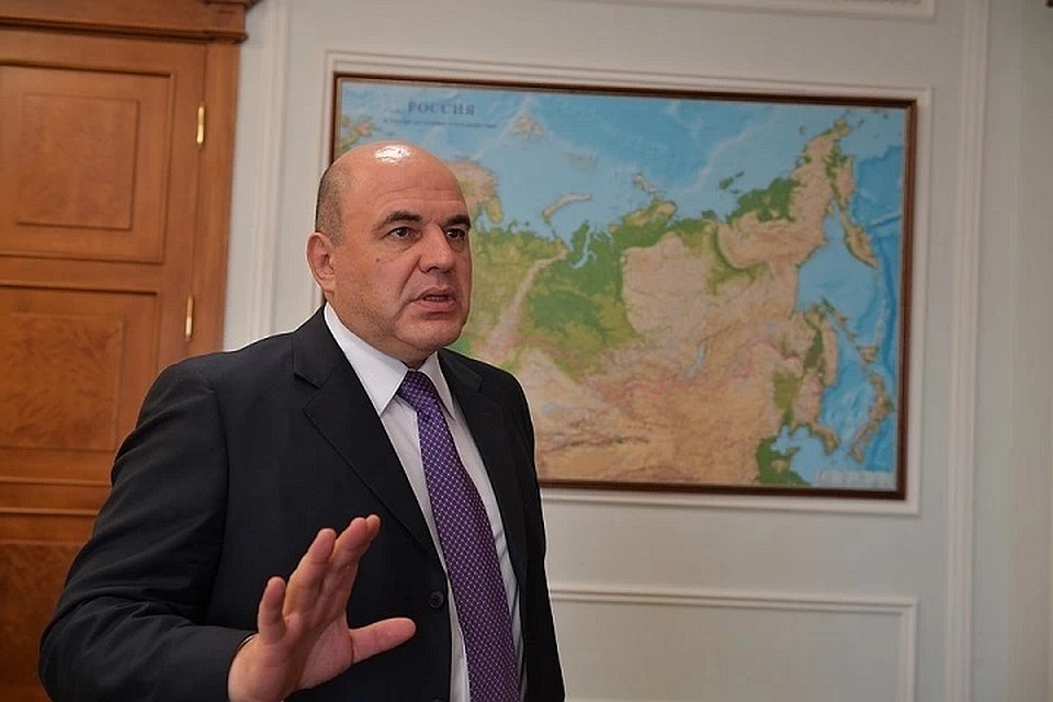 Тем временем Мишустин в сопровождении президента республики Рустама Минниханова посетил завод по производству углеродного волокна.