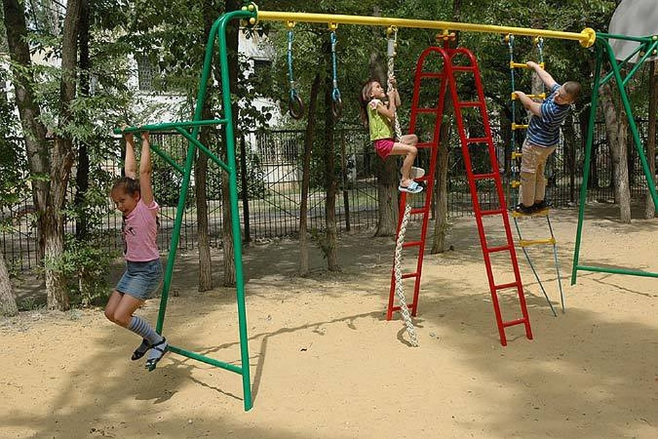 Пока дети работающих родителей предоставлены сами себе.