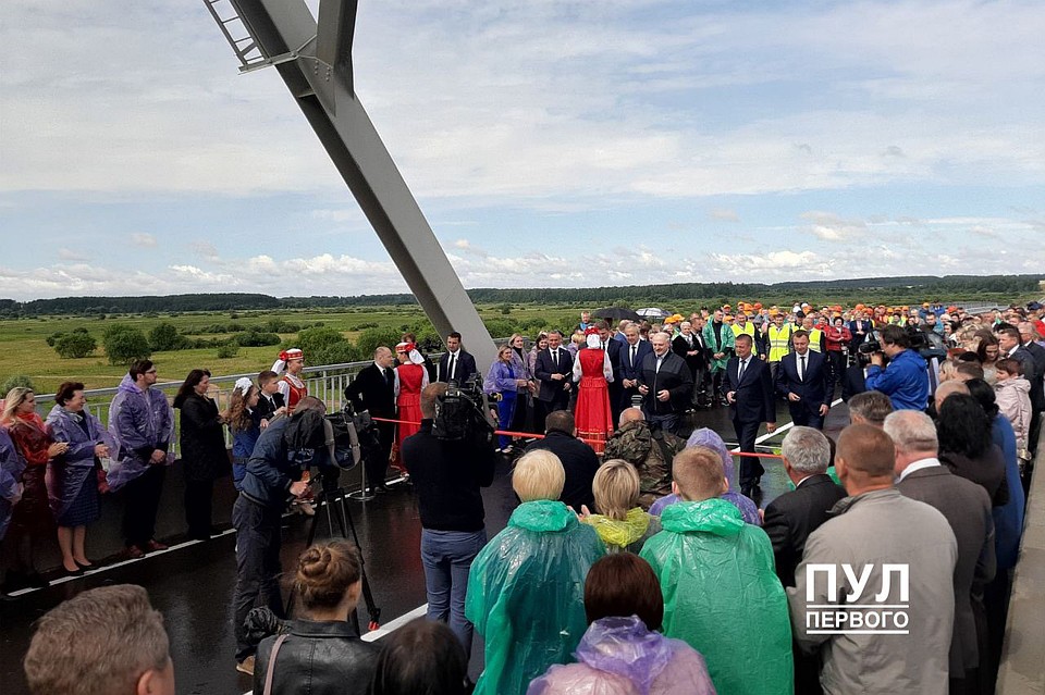Гостями мероприятия стали участники строительства моста - представители трудовых коллективов дорожно-строительных организаций, а также местные жители. Фото: t.me/pul_1