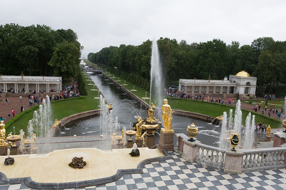 В Нижнем парке вандалы поломали мраморную статую.