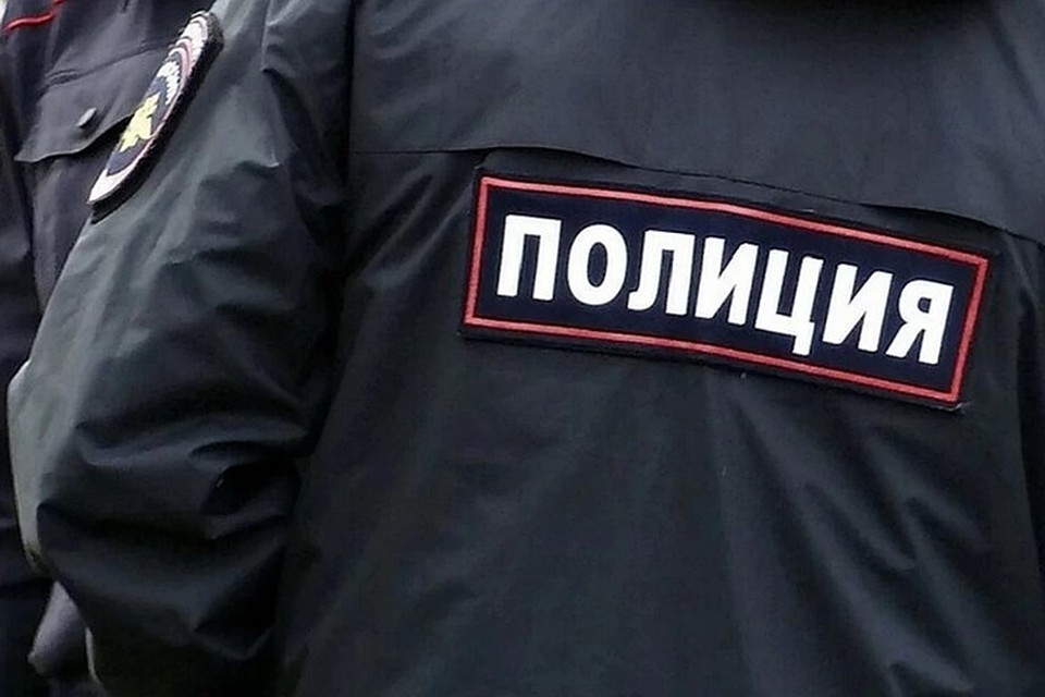 В ходе потасовки один участников опрокинул коляску с ребенком.