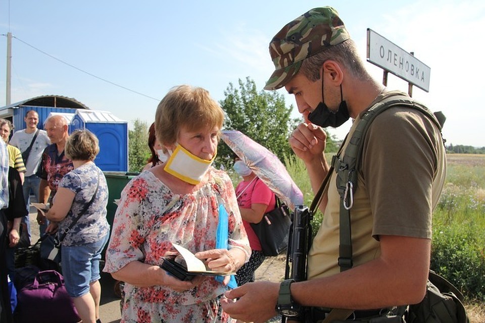 Пропуск людей на КПВВ "Еленовка".