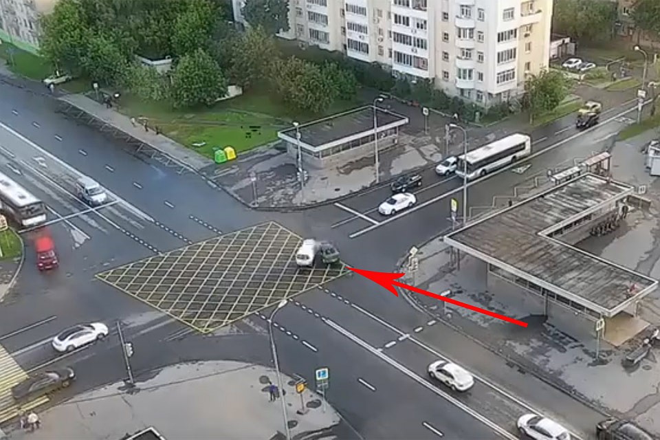 Момент ДТП попал на камеры видеонаблюдения.