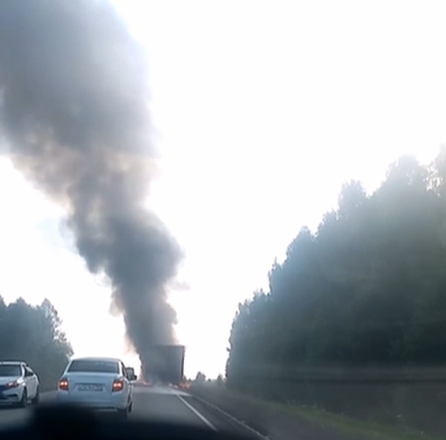 Черный дым был виден далеко о места ЧП. Фото: кадр видео https: vk.com/chp_dtp_perm
