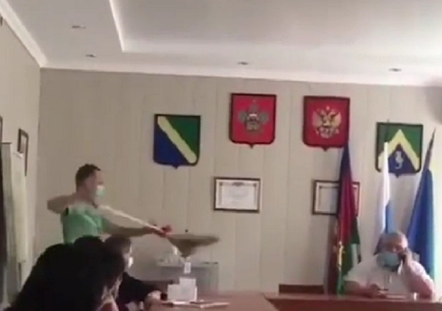 Один из жителей преподнес мэру метлу. Фото: скриншот видео Николая Молчанова