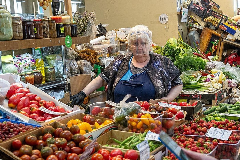 Из-за того, что покупателей мало, продавцы рады каждому