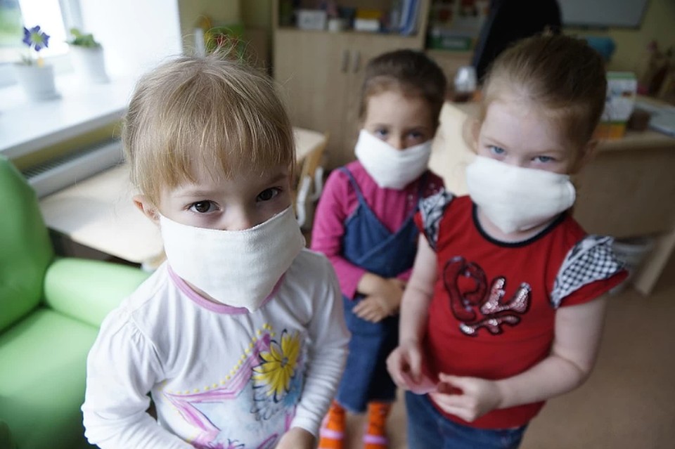 Чаще всего коронавирусной инфекцией дети заражаются внутри семьи.