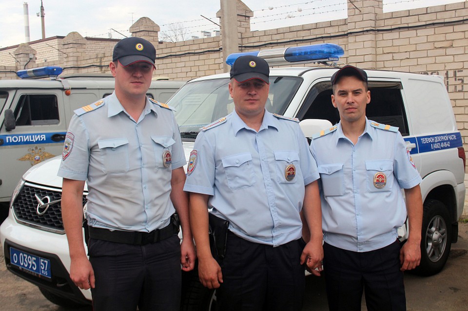 Сотрудники ППС помогли вернуться домой пожилой орловчанке. Фото: пресс-служба УМВД России по Орловской области.