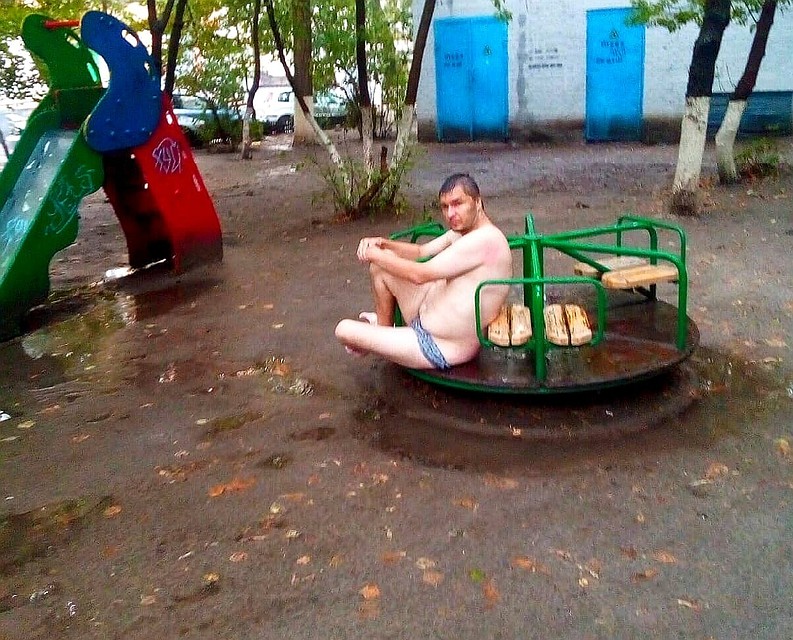 Колоритный мужчина притаился на детской площадке. Фото: соц. сети