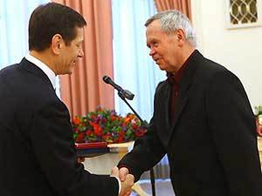 Валентин Распутин и Даши Намдаков получили премии Правительства России. Фото пресс-службы Правительства Российской Федерации.
