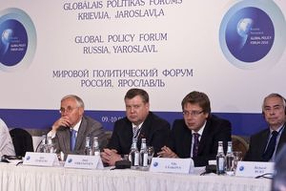 Модераторы Мирового политического форума дали пресс-конференцию.